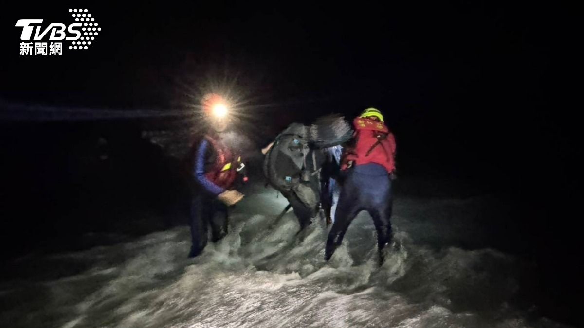 2女前往新竹溯溪遇溪水暴漲受困。（圖／TVBS）