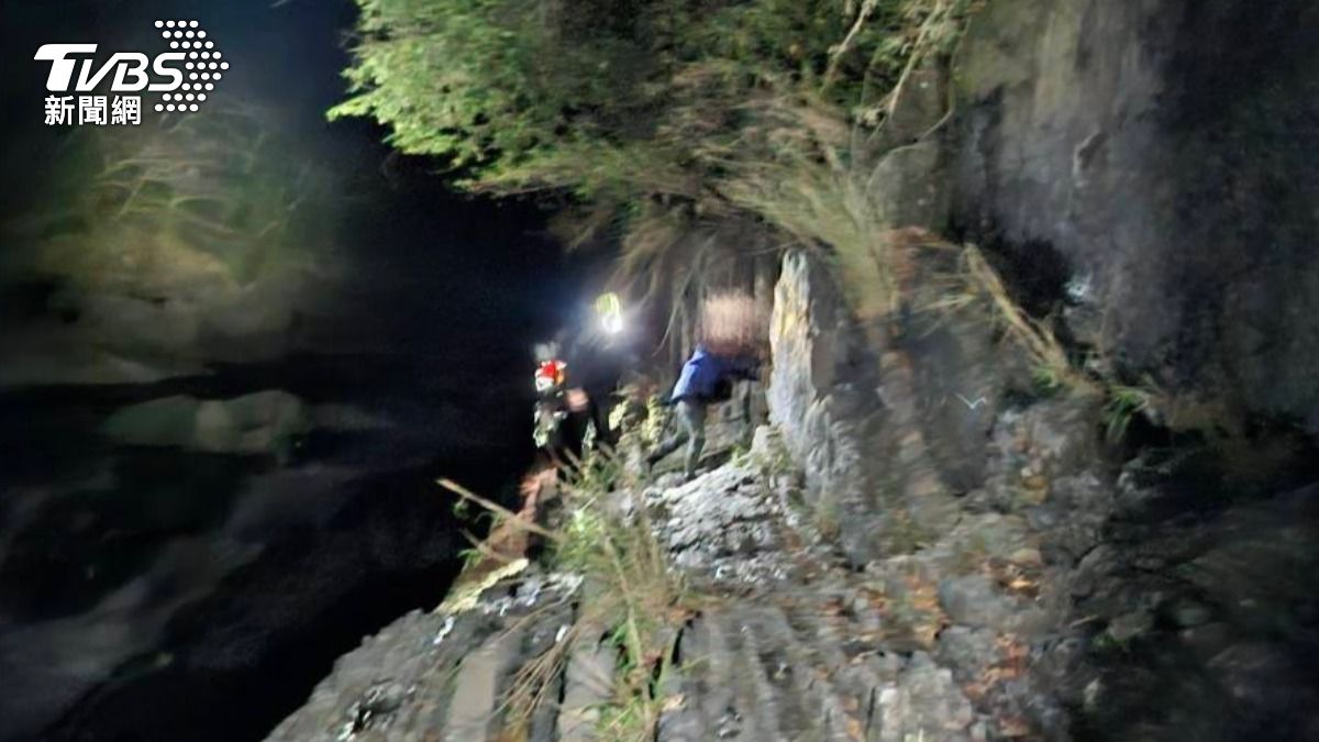 2女前往新竹溯溪遇溪水暴漲受困。（圖／TVBS）