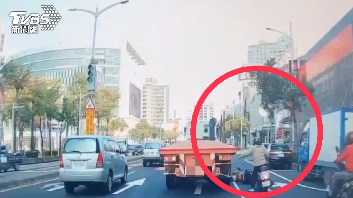 後方目睹騎士見狀立刻敲車身、按喇叭。（圖／TVBS）