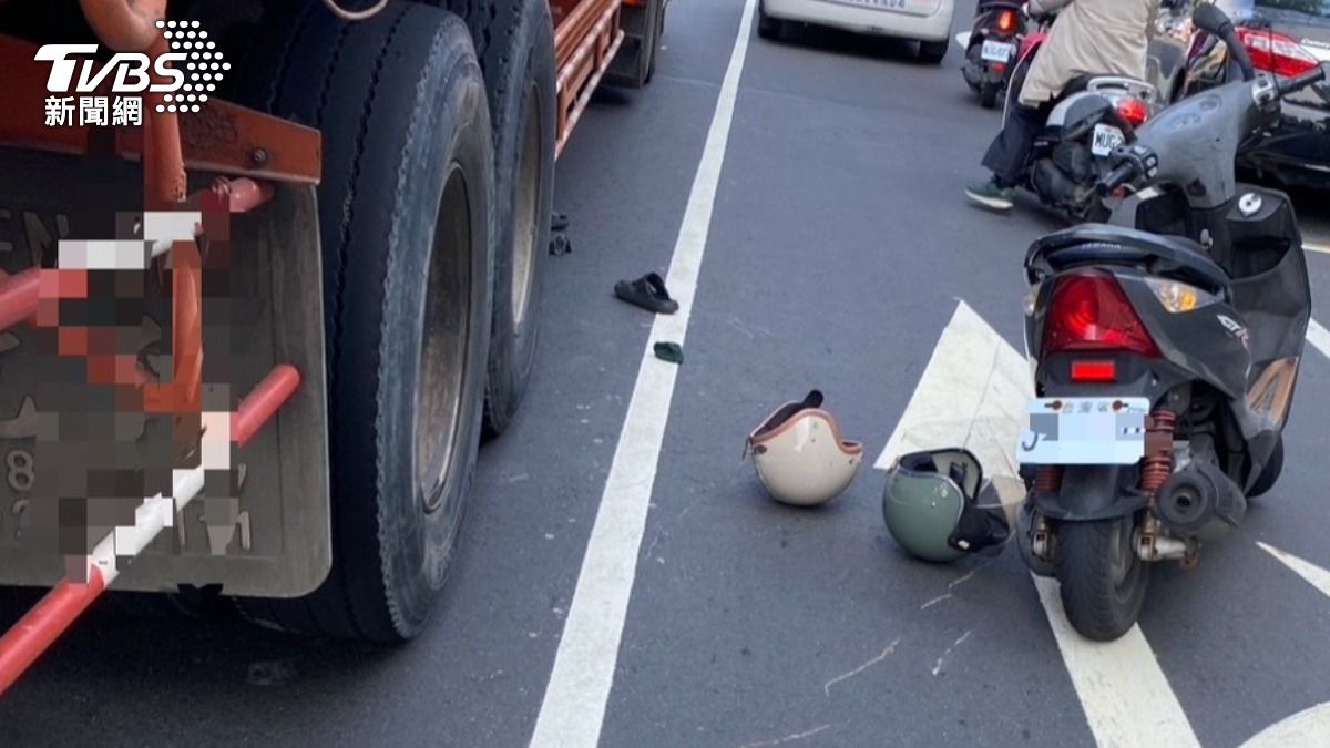女騎士倒地，腳部遭巨輪重壓哀號不停。（圖／TVBS）