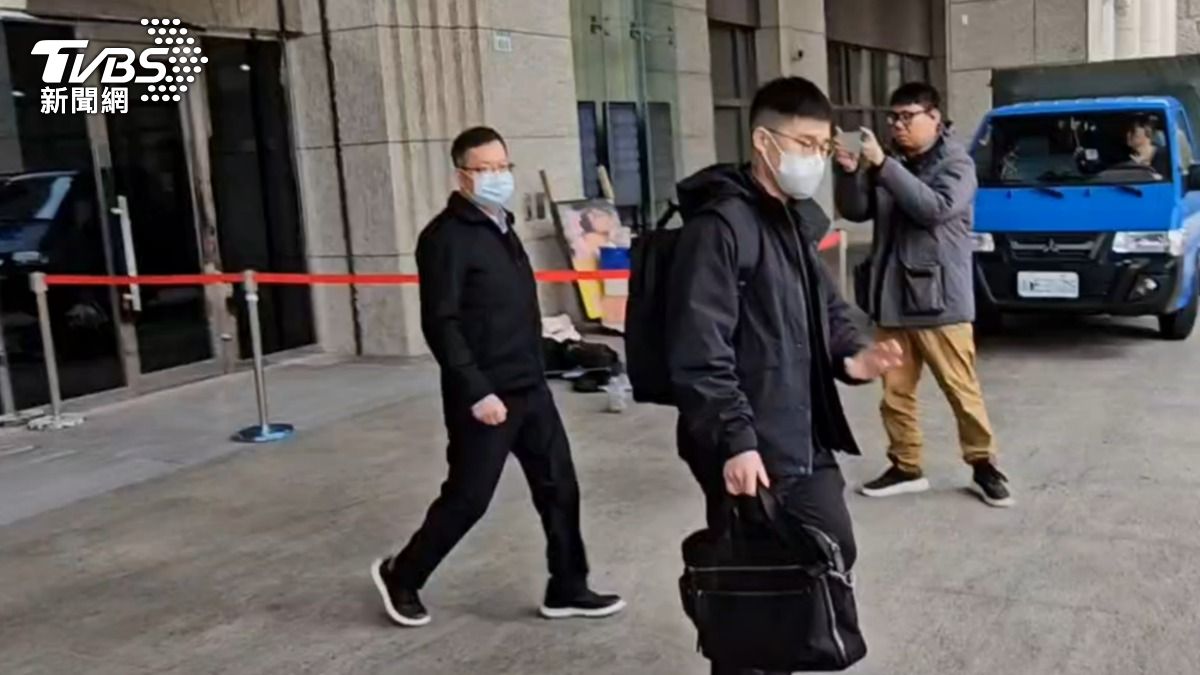 鄭文燦第四次開庭結束，步出法院。（圖／TVBS）