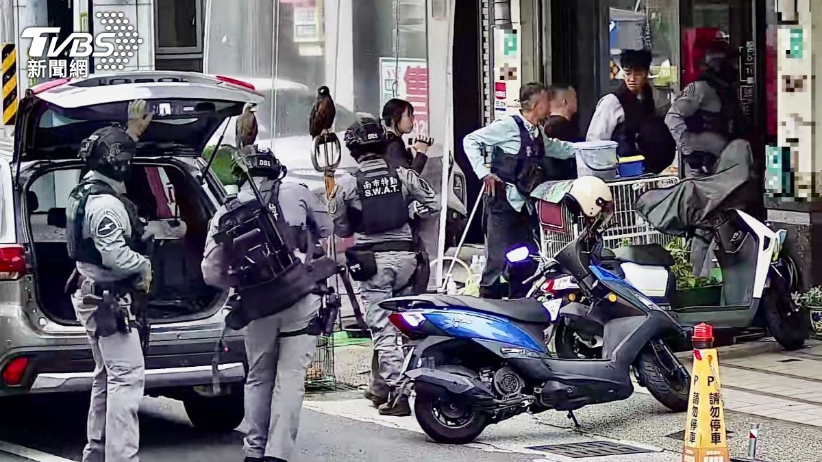 警方於本月5日攻堅，一舉掃蕩12人。（圖／TVBS）