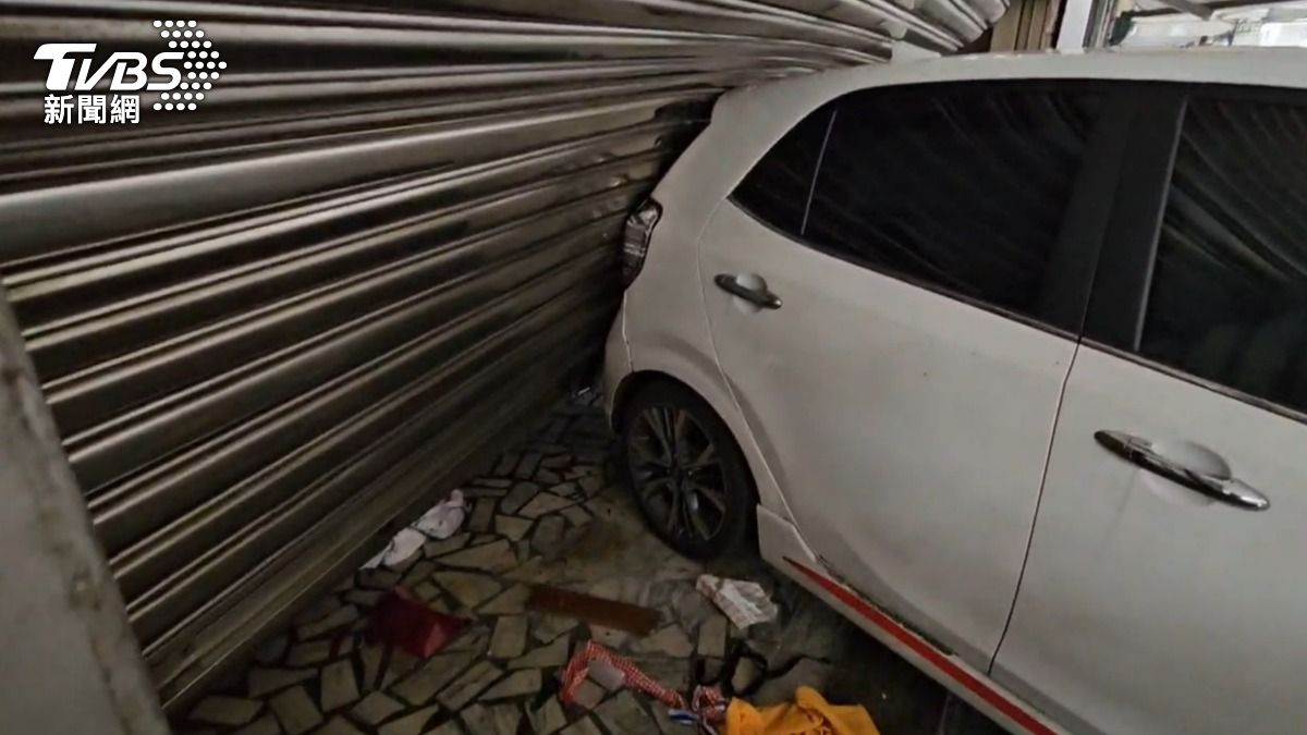 白色自小客車跟白色賓士碰撞後，甩尾衝進民宅。（圖／TVBS）
