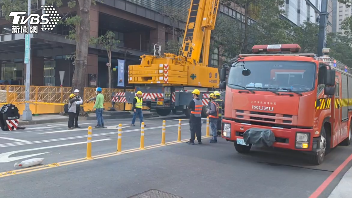 新光三越等待進行修復中。（圖／TVBS）