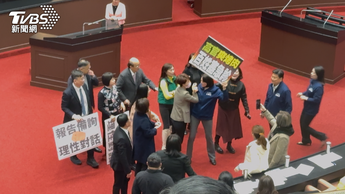 王鴻薇還與陳亭妃互相推擠。（圖／劉庭宇攝）