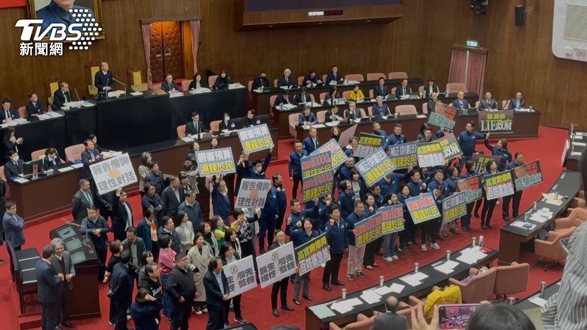 藍營杯葛卓榮泰報告，綠委也不甘示弱，現場氣氛火爆。（圖／劉庭宇攝）