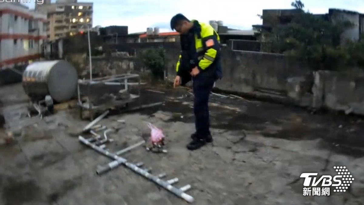 地上有剪切過的水管及水龍頭。（圖／TVBS）