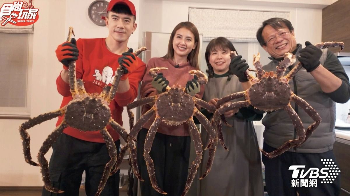紀言愷（左起）、韋汝和民宿老闆大啖半人高的帝王蟹。（圖／TVBS）
