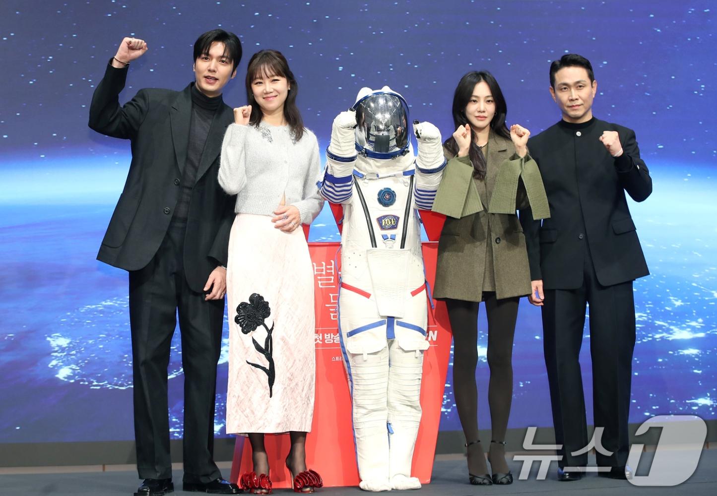 左起李敏鎬、孔曉振、韓知㒚與吳正世。（圖／news1提供）