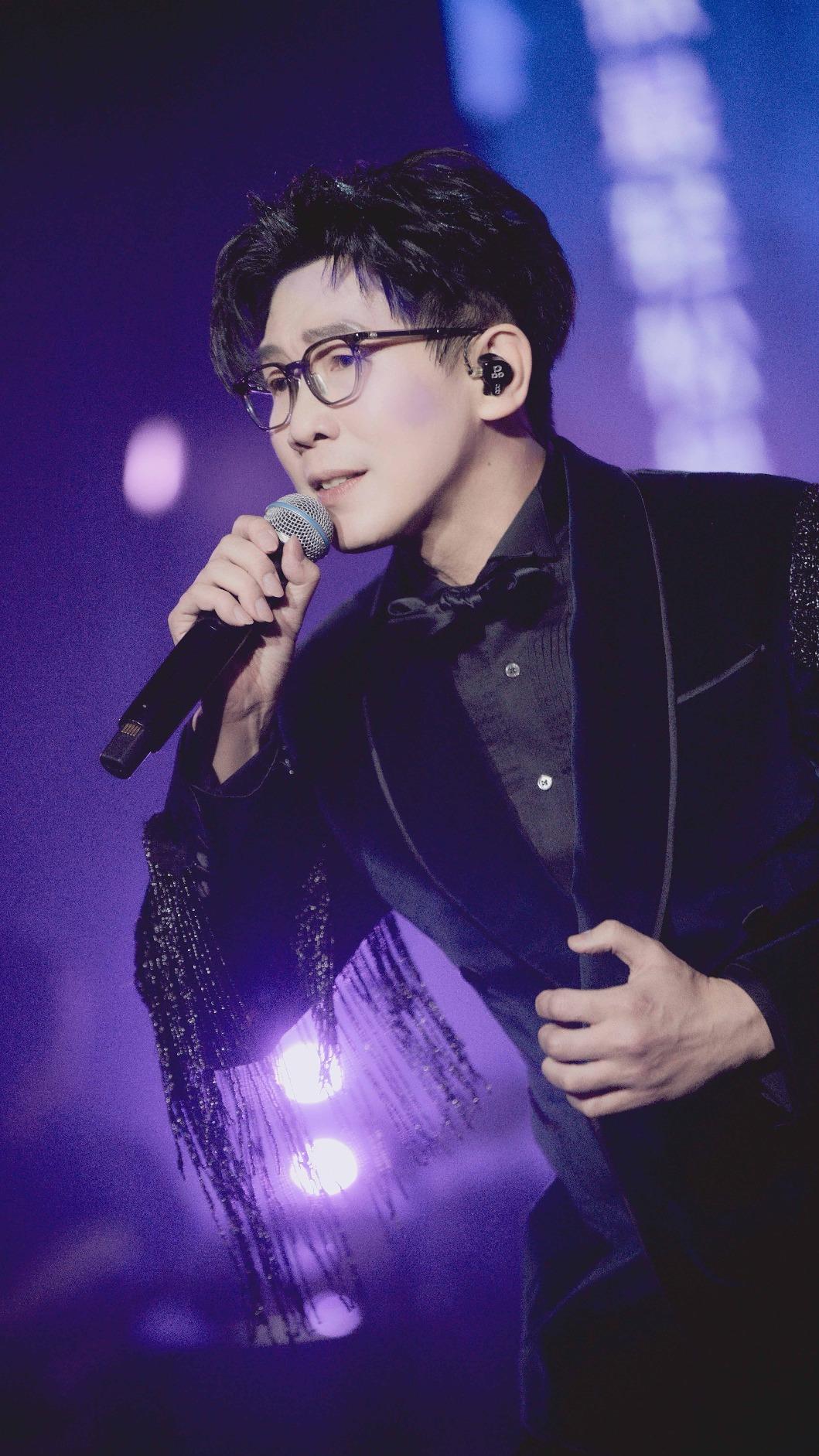 品冠以〈哄我入睡〉、〈那些女孩教我的事〉等全民金曲拉開序幕。（圖／種子音樂提供）