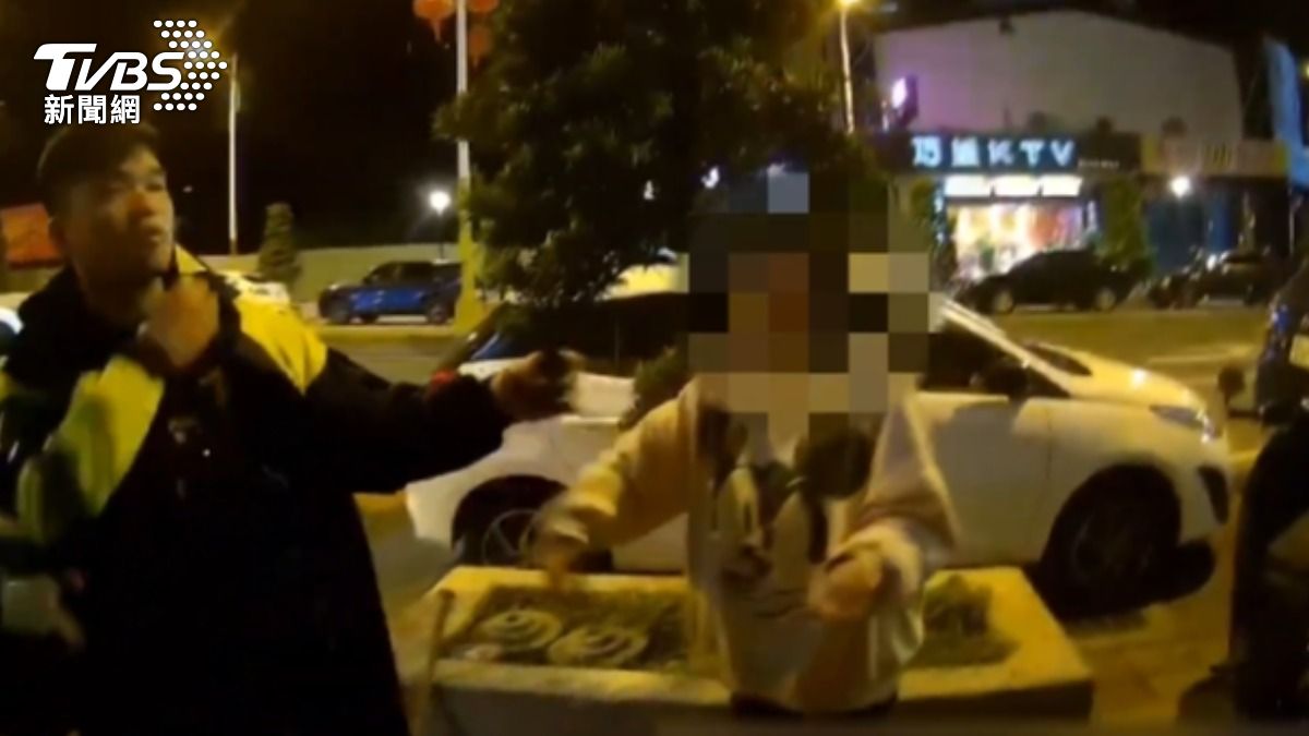 受害女子見到警察時還手持球棒，神情驚恐。（圖／TVBS）