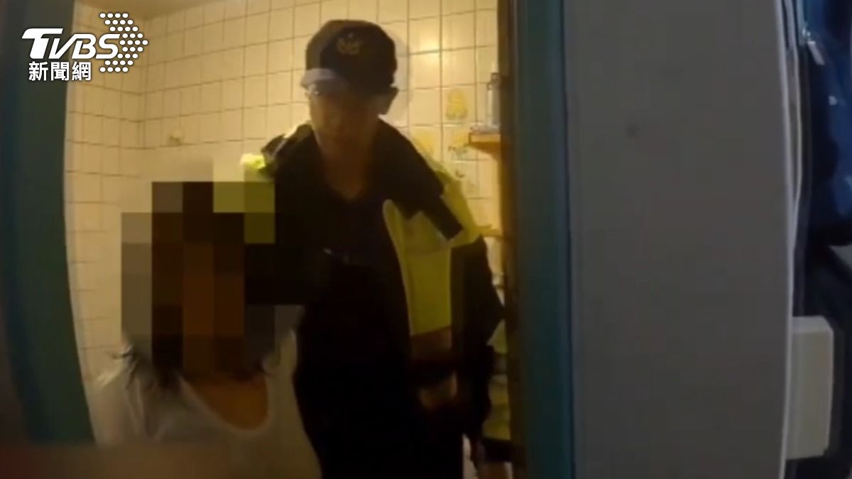 犯嫌被警方逮捕時不斷哭泣。（圖／TVBS）