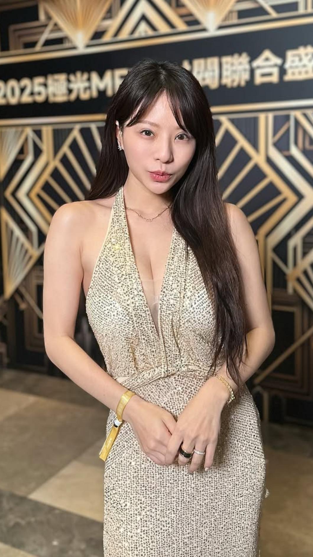 多芬火辣秀出胸前長輩。（圖／翻攝自多芬IG）