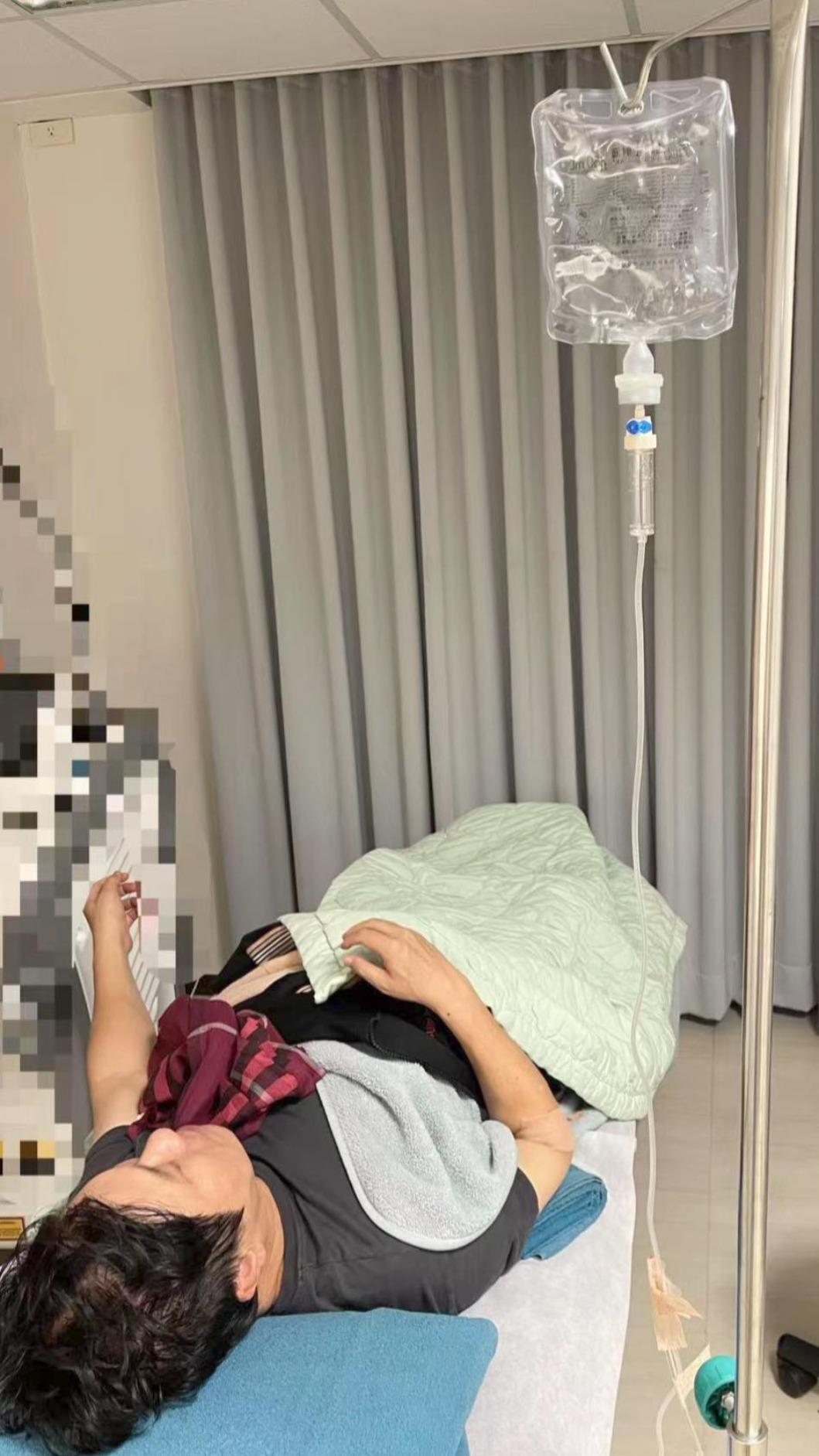 胡瓜貼出吊點滴的照片。（圖／翻攝胡瓜臉書）