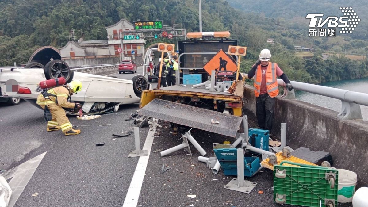 工程車遭撞毀損。（圖／TVBS）
