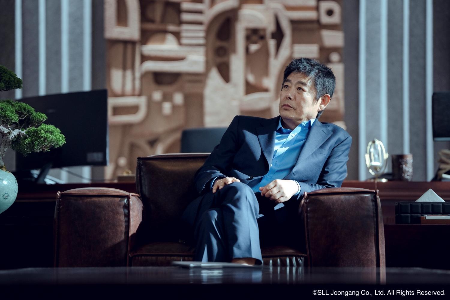 「國民爸爸」成東鎰飾演企業巨頭。（圖／Hami Video提供）