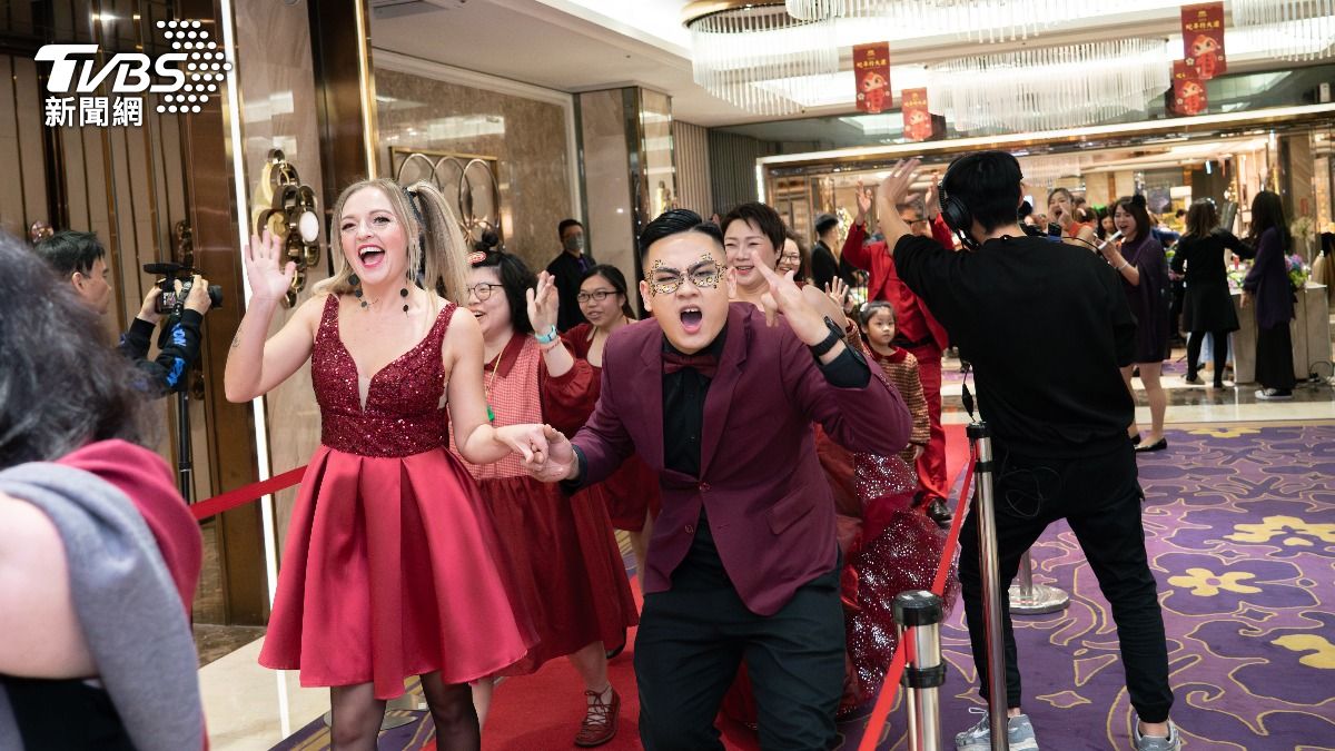 老師們用心裝扮。（圖／TVBS）