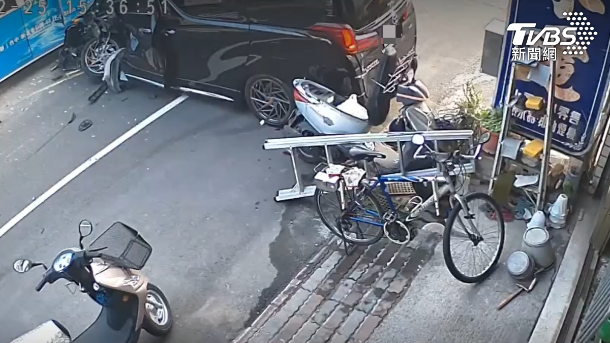 阿法的左前車頭嚴重毀損。（圖／TVBS）