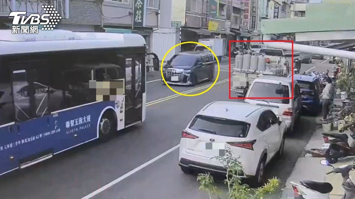 公車為了閃避違停和對向阿法發生碰撞。（圖／TVBS）