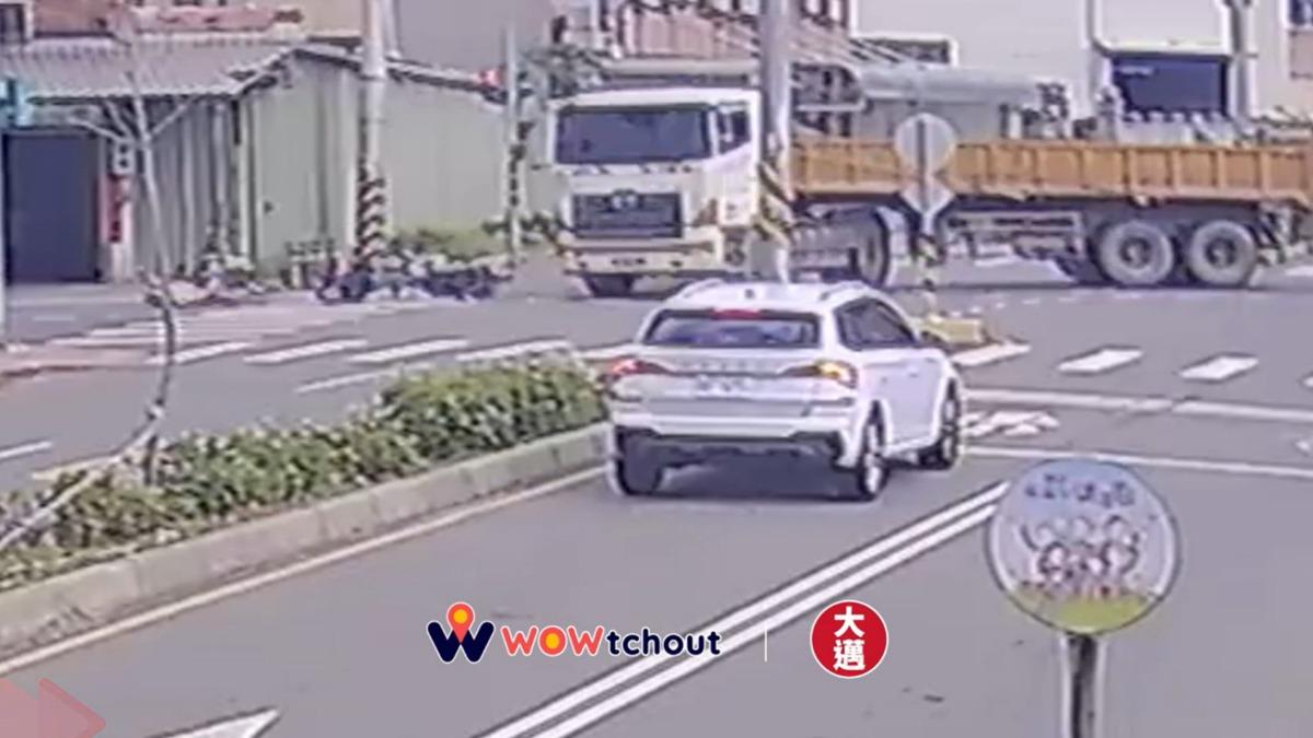 機車左轉與砂石車碰撞，騎士送醫不治。（圖／翻攝自YouTube頻道「WoWtchout - 地圖型行車影像分享平台」）