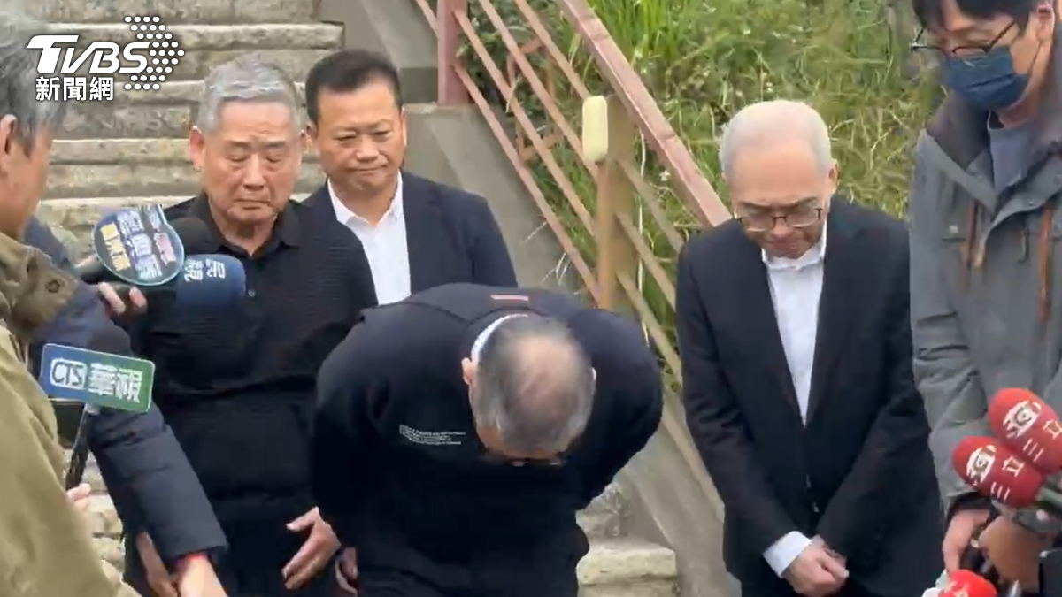 新光三越總經理鞠躬道歉。（圖／TVBS）