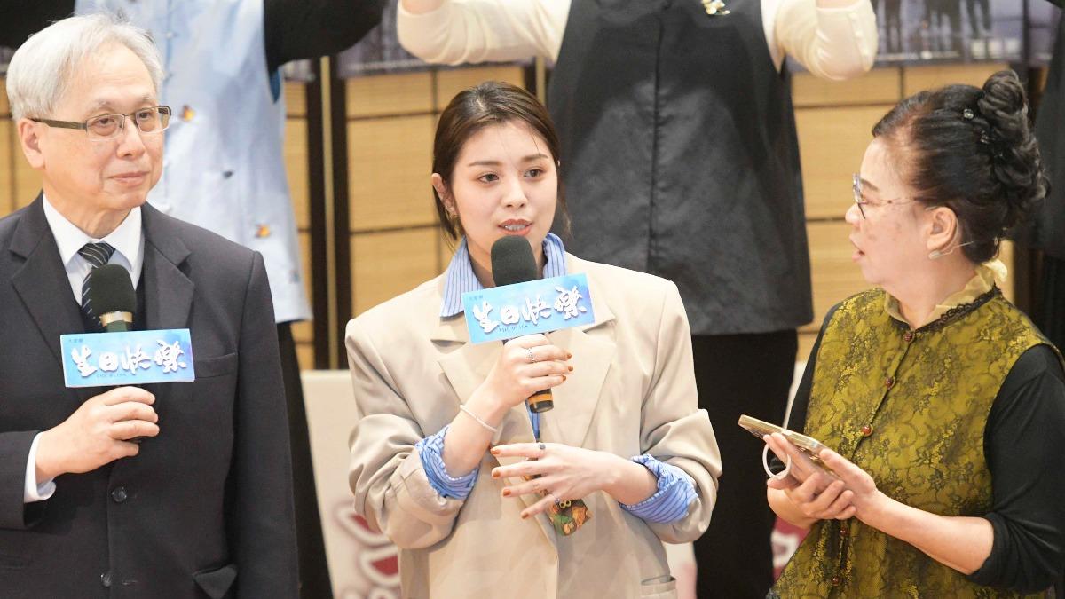 游君萍（中）出席《生日快樂》讀書會活動。（圖／大愛提供）