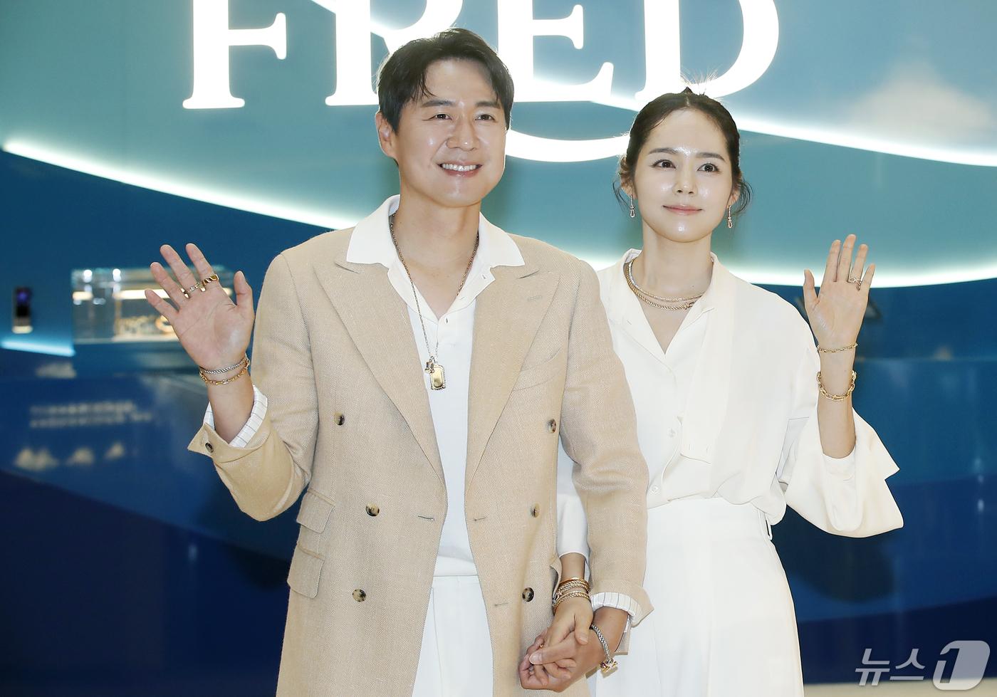 延政勳（左）、韓佳人去年5月一同出席活動。（圖／news1提供）