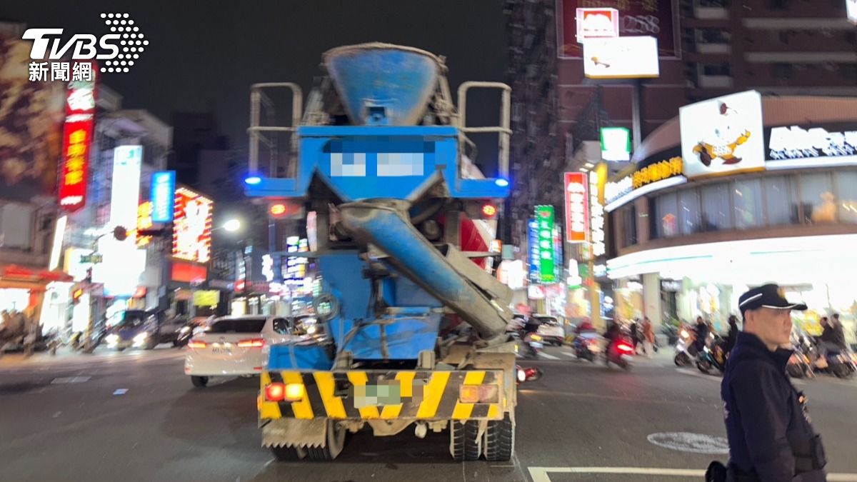 水泥車疑因視線死角撞上前方機車。（圖／TVBS）