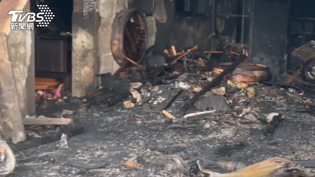 屋內幾乎被燒毀。（圖／TVBS）