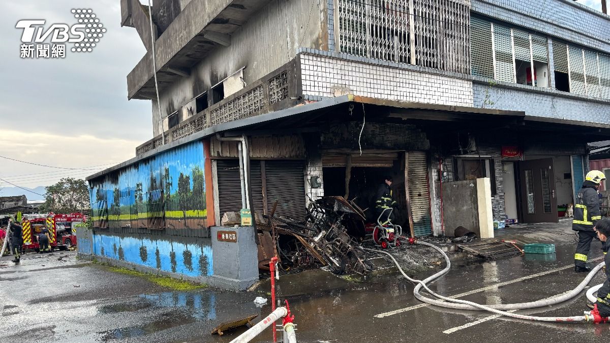 屋主表示應是電動自行車充電起火。（圖／TVBS）