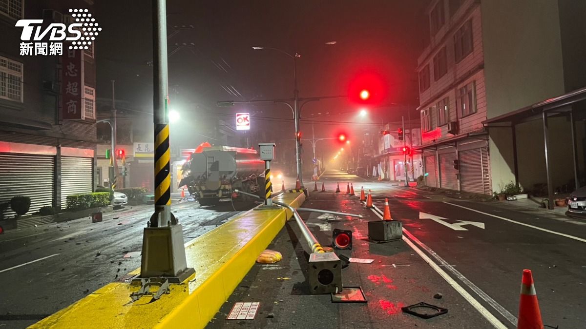 當時路燈被曳引車撞毀，整支倒地。（圖／TVBS）