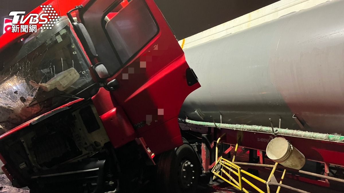 曳引車的車頭玻璃毀損嚴重。（圖／TVBS）
