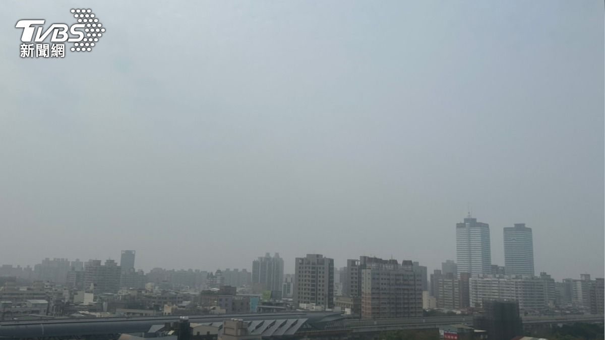 Central Taiwan shrouded in fog (TVBS News) Central Taiwan shrouded in fog, air pollution hits red alert