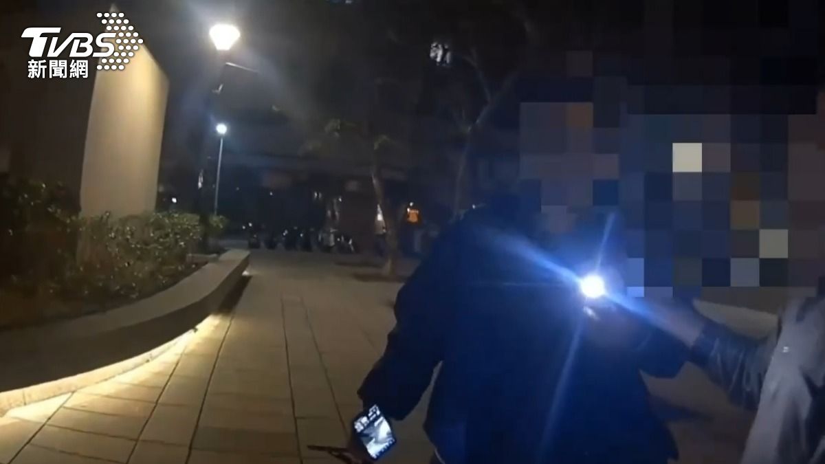 警方到場時，民眾與葛姓直播主還在理論。（圖／TVBS）