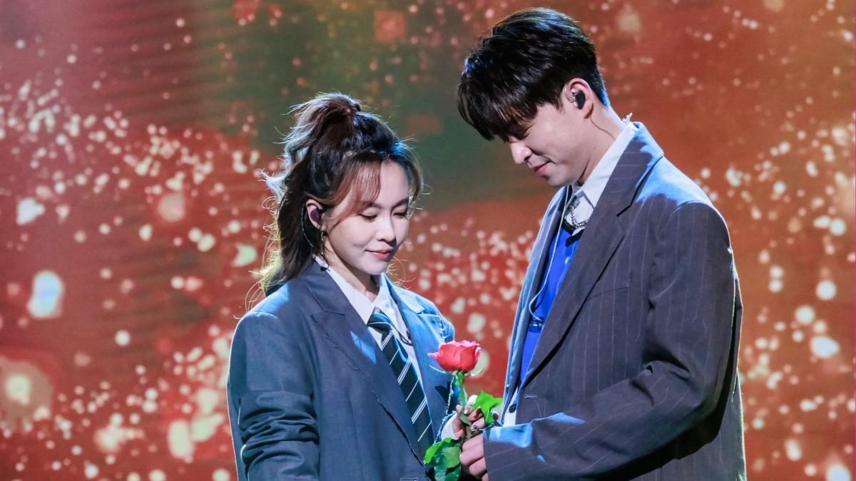 李子森（右）送玫瑰花給杜忻恬。（圖／中視提供）