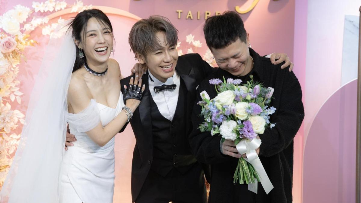 蕭秉治（右起）擔任鼓鼓、大元的證婚人。（圖／翻攝自鼓鼓臉書）