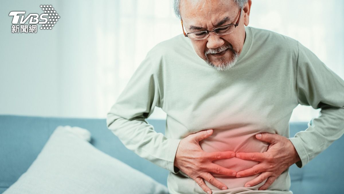 70歲翁腹痛就醫確診肝癌。（示意圖／shutterstock達志影像）