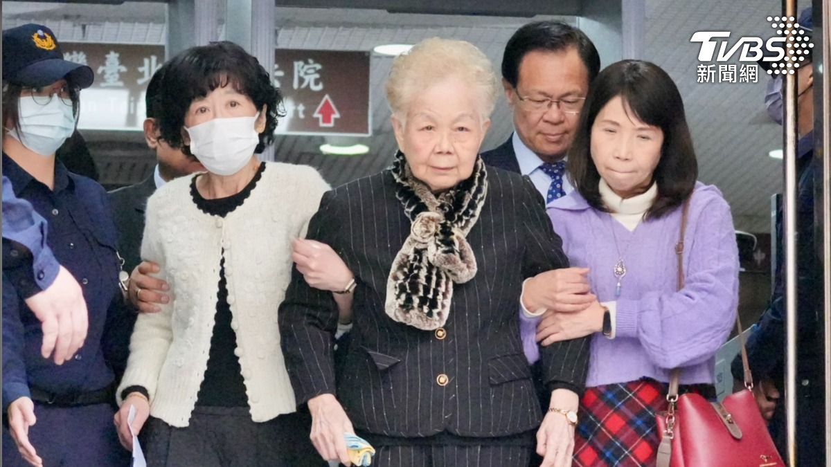 柯文哲妻子陳佩琪（左）20日將與柯媽（中）前往北院為柯文哲加油。（圖／區國強攝）