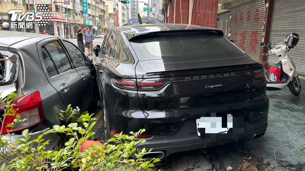 高雄男開車嚇到失控結果撞上百萬保時捷。（圖／TVBS）