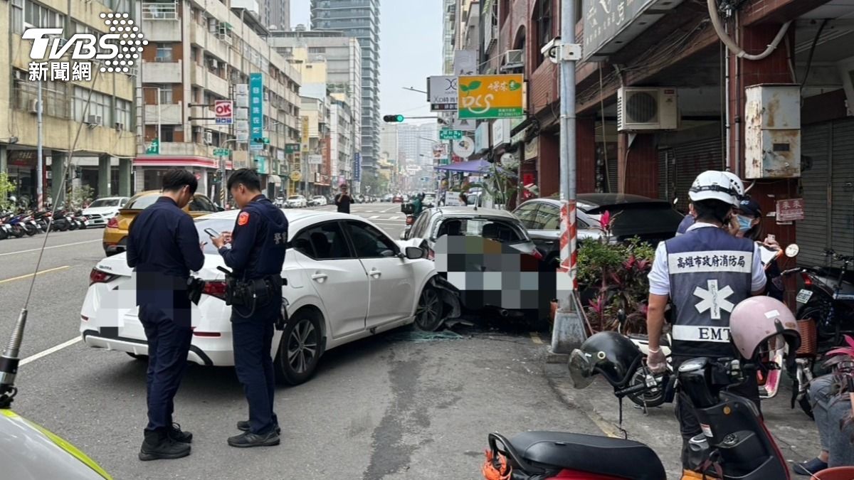 高雄男開車嚇到失控結果撞上百萬保時捷。（圖／TVBS）