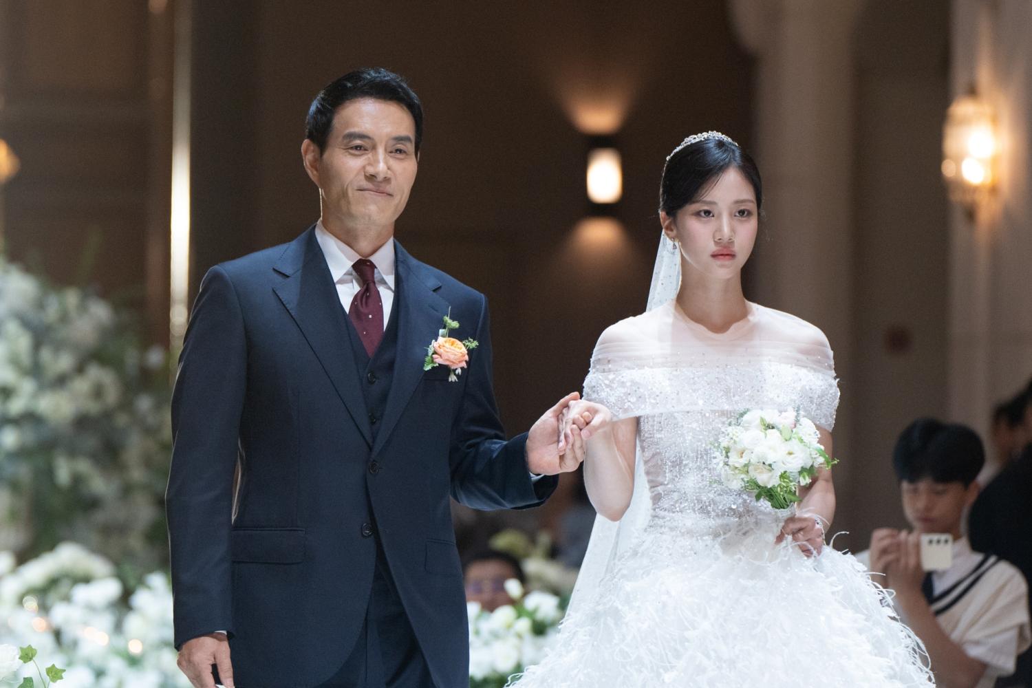 洪華蓮（右）從百名競爭者中脫穎而出，接拍《寶物島》。（圖／Disney+提供）