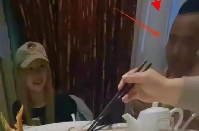 鄭爽參加飯局的照片在網上瘋傳。（圖／翻攝自微博）