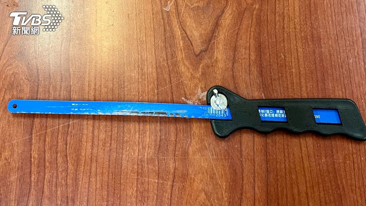 警方查扣手鋸。（圖／TVBS）