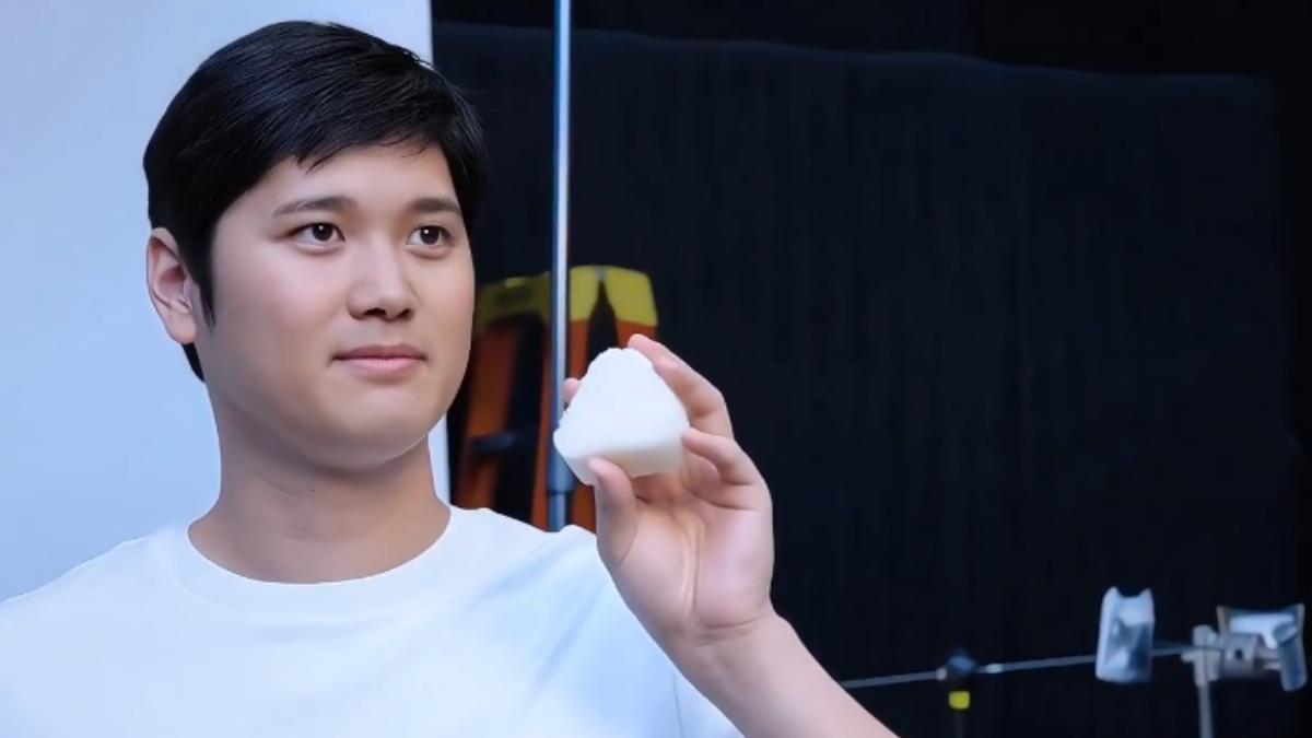 網友驚呼大谷翔平讓飯糰看起來變小了。（圖／翻攝自Ｘ＠shoutaimuzu）