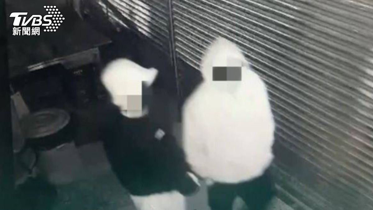 其中一名竊賊女友為店內員工，疑似「內神通外鬼」。（圖／TVBS）