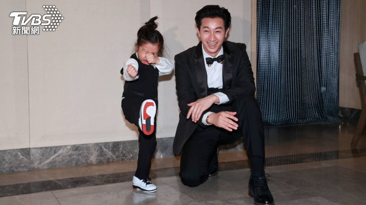 Travis（左）為陳志強獻出花童初體驗。（圖／趙世平攝）