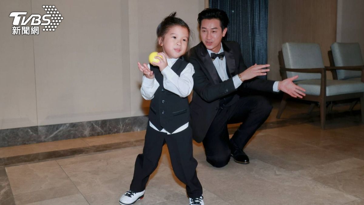 Travis（左）超有表演慾，模樣可愛。（圖／趙世平攝）