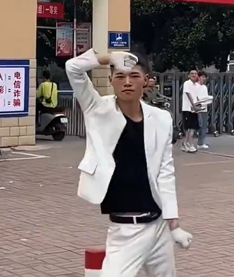 阿浩因跳《青海搖》爆紅。（圖／翻攝自微博）