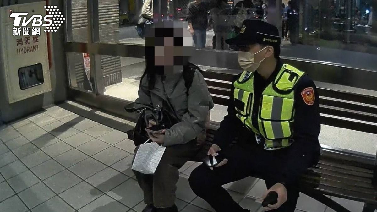 黃女透過交友軟體認識一名男公關。（圖／TVBS）