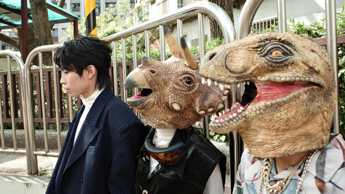 恐龍的皮坦言偶爾會有思親之情，只能到化石博物館抒發心情。（圖／好多音樂提供）